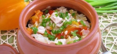 Горшочки с капустой, картофелем и куриным филе