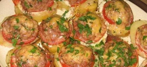 Картофель, запеченный с мясом и помидорами