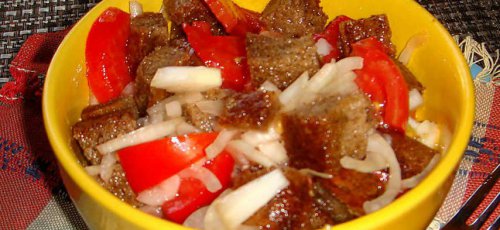 Салат из ржаного хлеба с помидорами