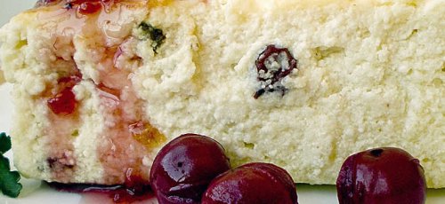 Творожная запеканка со сметанным кремом и ягодами